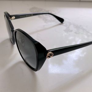 Gucci Women Sunglasses- Black with nose pads